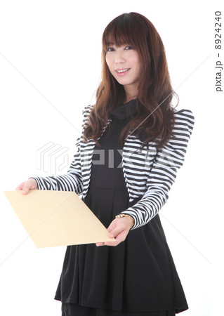 封筒を持つ女性 8924240