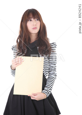 封筒を持つ女性 封筒を持つ女性 8924241