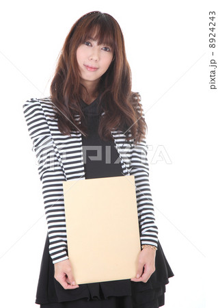 封筒を持つ女性 8924243