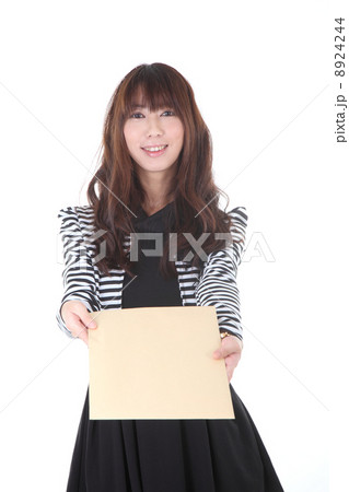 封筒を持つ女性 封筒を持つ女性 8924244