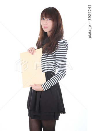 封筒を持つ女性 8924245