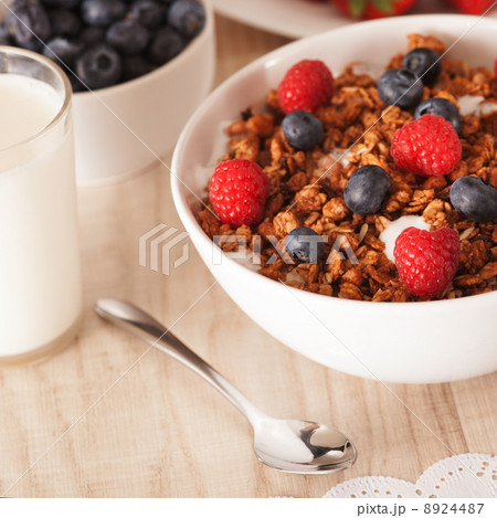 muesli with berries 8924487
