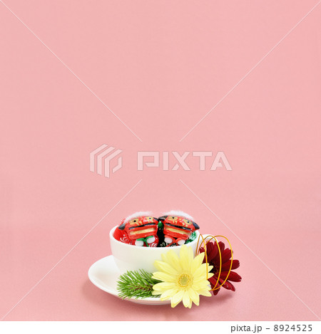 獅子おじゃみと紅白のガーベラ（年賀状用） 8924525