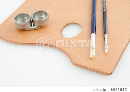 Wooden painter case with brushes 8945637