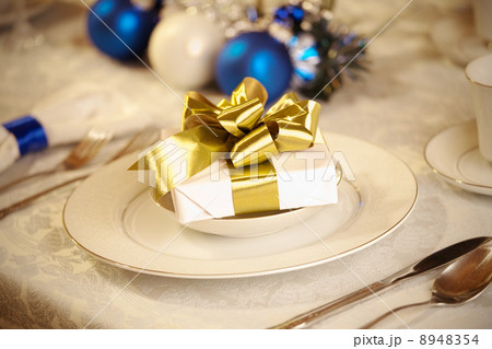Elegant blue and white Christmas table setting Elegant blue and white Christmas table setting 8948354