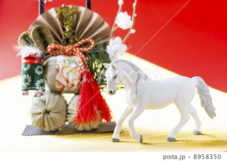 正月飾りと白馬 8958350
