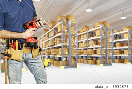 worker in warehouse 8959373