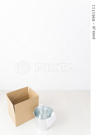雑巾とバケツとダンボール箱 雑巾とバケツとダンボール箱 8961511