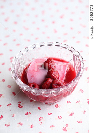 デザート（ラズベリーのプリン）　 8962773