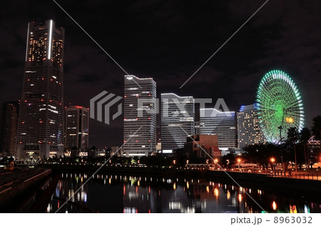 みなとみらいの夜景 8963032