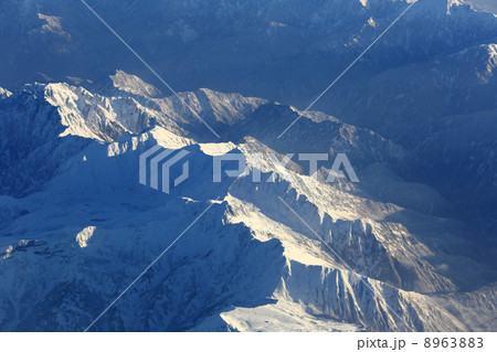 朝日に照らされた初冬の立山連邦 8963883