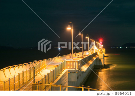 サンポート高松 赤灯台まで続く防波堤遊歩道 サンポート高松 赤灯台まで続く防波堤遊歩道 8964011