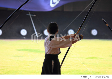 弓道をする若い女性 8964520