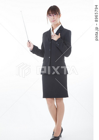 指示棒を持つ女性 8965794