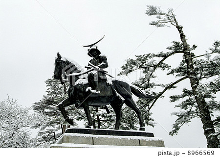 雪の日の政宗騎馬像 8966569