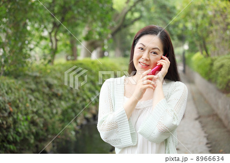 電話を使用する中年女性 8966634