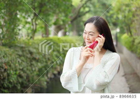 電話を使用する中年女性 8966635