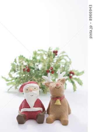 笑顔のサンタとトナカイ 8966943