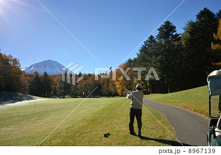 富士に向かってナイスショット 8967139