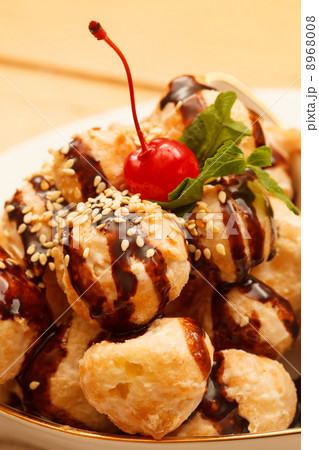 profiteroles with chocolate 8968008