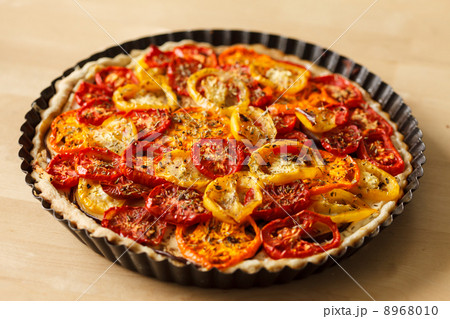 Quiche with tomato 8968010