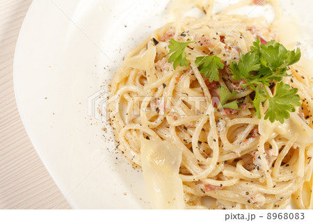 spaghetti carbonara 8968083