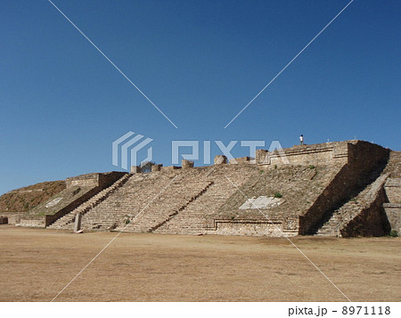 メキシコの世界遺産モンテ・アルバン遺跡 8971118