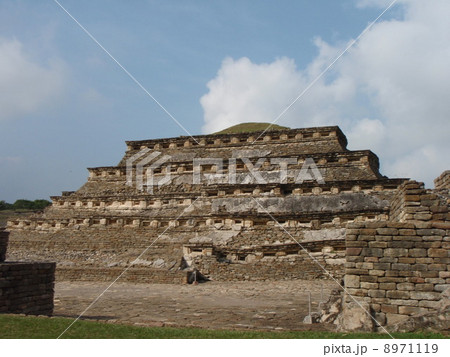 メキシコの世界遺産エルタヒン遺跡 8971119