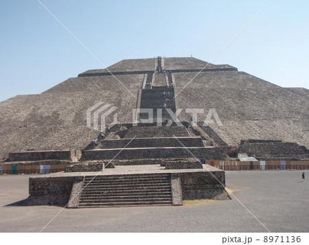 メキシコの世界遺産テオティワカン遺跡の太陽のピラミッド 8971136
