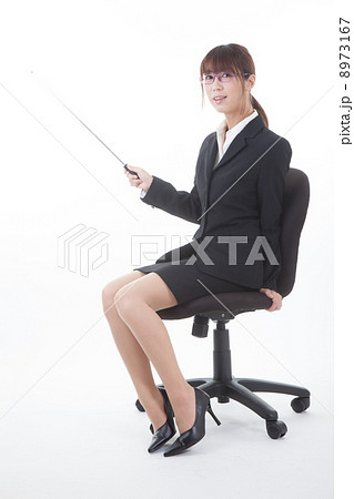 オフィスチェアに座る女性 8973167