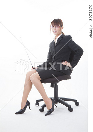 オフィスチェアに座る女性 8973170