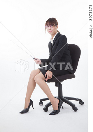 オフィスチェアに座る女性 オフィスチェアに座る女性 8973175