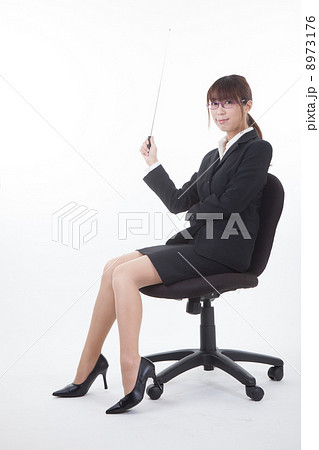 オフィスチェアに座る女性 8973176