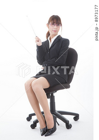 オフィスチェアに座る女性 8973177