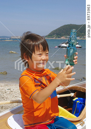 ラムネを持つ子供 8973963