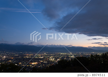 黄昏の甲府市と富士山 8974511