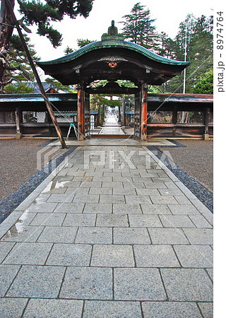 上杉神社の「神門」（米沢城址内／山形県米沢市丸の内） 8974764