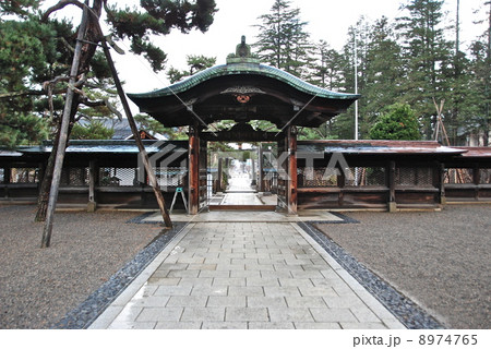 上杉神社の「神門」（米沢城址内／山形県米沢市丸の内） 8974765