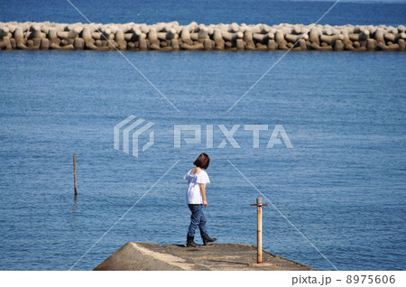 海と女性 8975606
