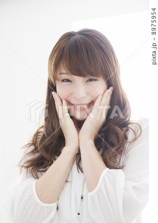 ウェーブヘアの女性 ウェーブヘアの女性 8975954