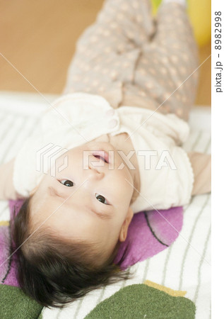 横になる赤ちゃん 横になる赤ちゃん 8982998