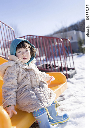 公園で遊ぶ子 8983386