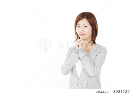 お願い事をする女性 お願い事をする女性 8983520