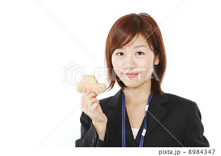 クルマの模型を持つ女性 クルマの模型を持つ女性 8984347
