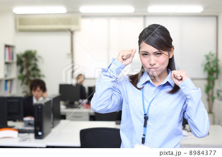 怒る新入社員 8984377
