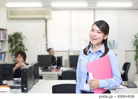 笑顔の新入社員 笑顔の新入社員 8984406