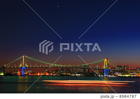虹色ライトアップしたレインボーブリッジ 8984787