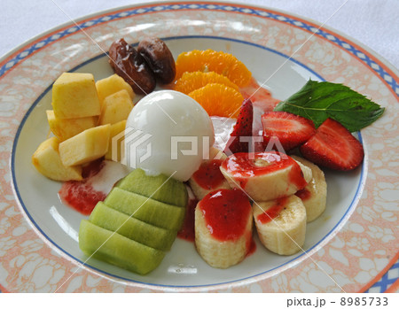 fruits with ice-cream 8985733