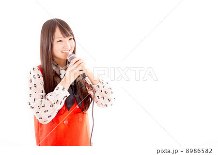 可愛らしく両手でマイクを持ってカラオケを楽しむ日本の女の子の写真素材 865