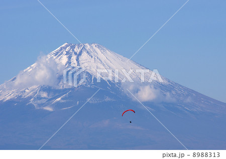 富士山を登るパラグライダー 富士山を登るパラグライダー 8988313
